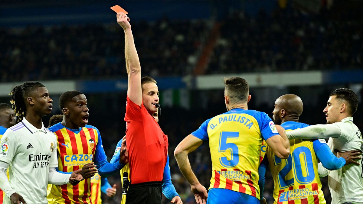 Gabriel Paulista ve la cartulina amarilla en el Bernabéu
