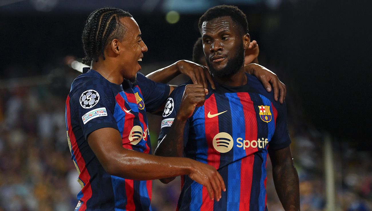 Koundé y Kessié celebrando un gol