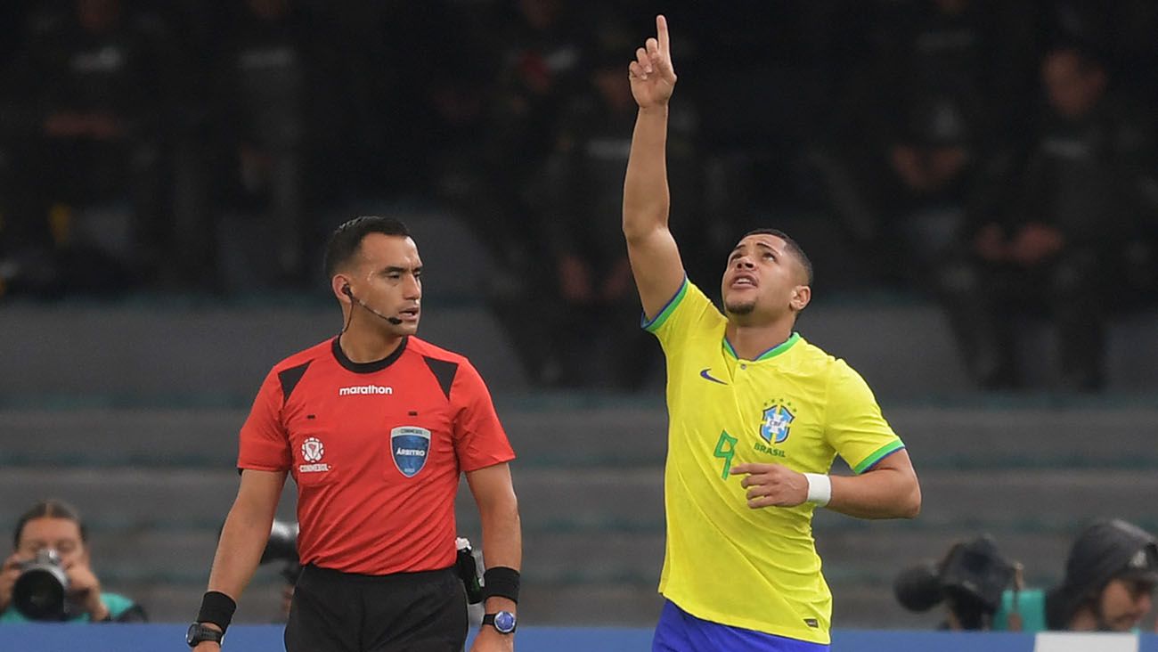 Vitor Roque celebrates a goal with the Brazilian Under-20