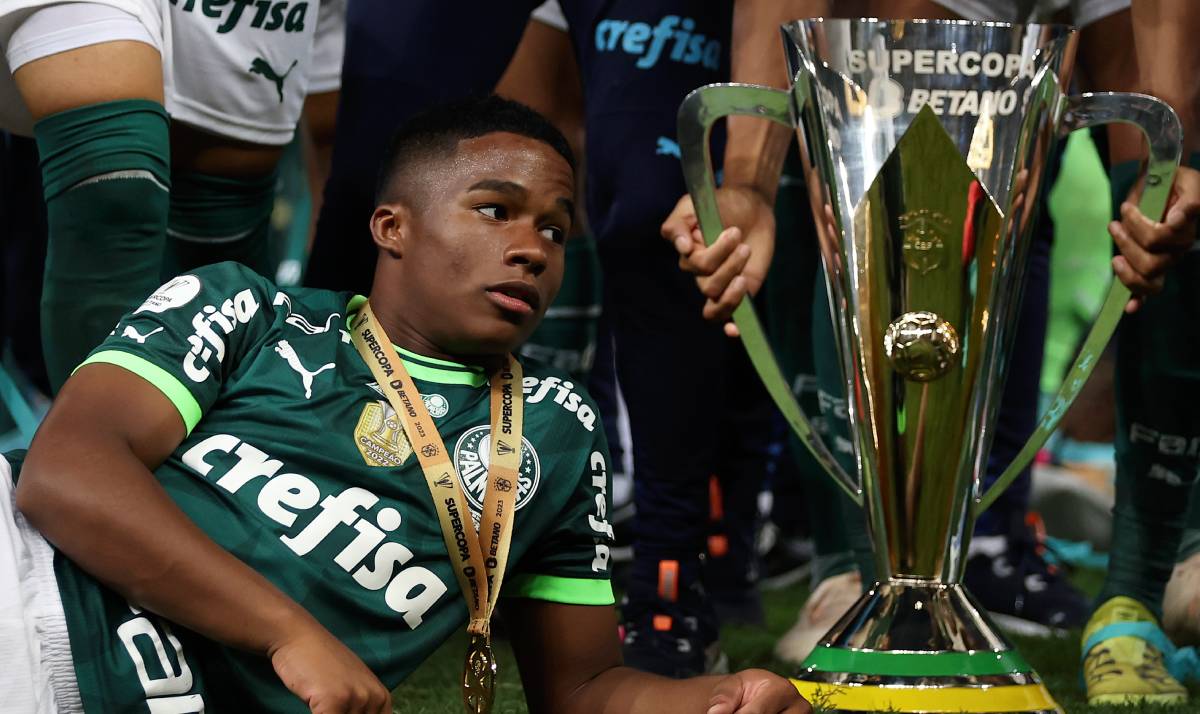 Endrick festeja la Supercopa do Brasil con el Palmeiras