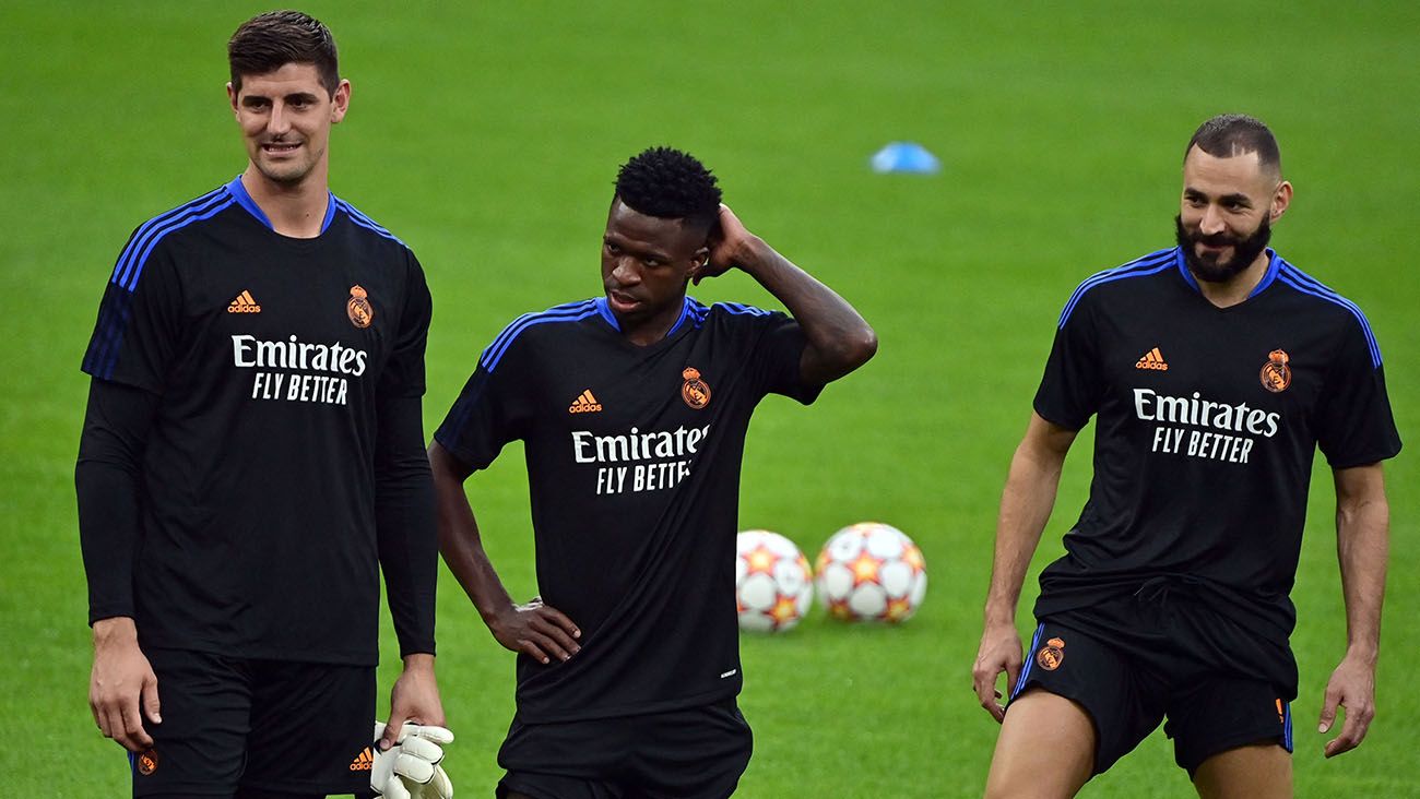 Courtois, Vinicius y Benzema en un entrenamiento del Real Madrid