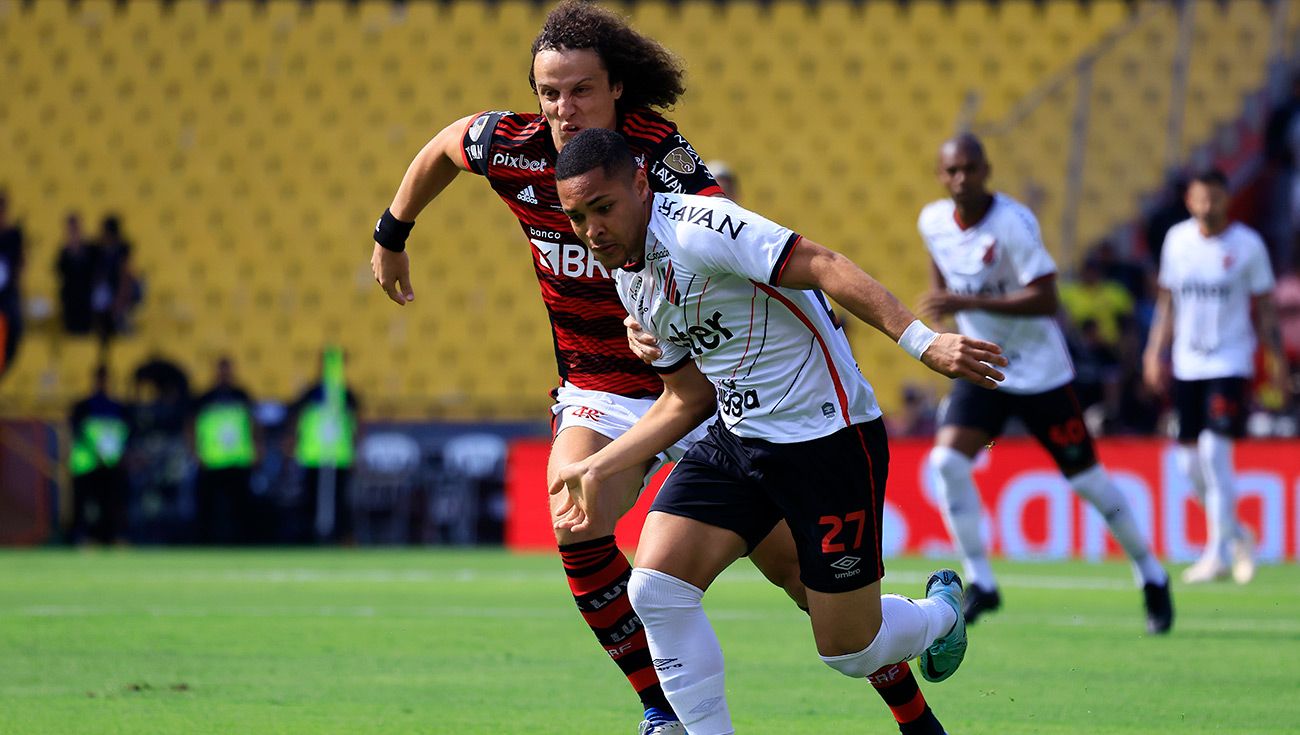 Vitor Roque disputando el balón con David Luiz