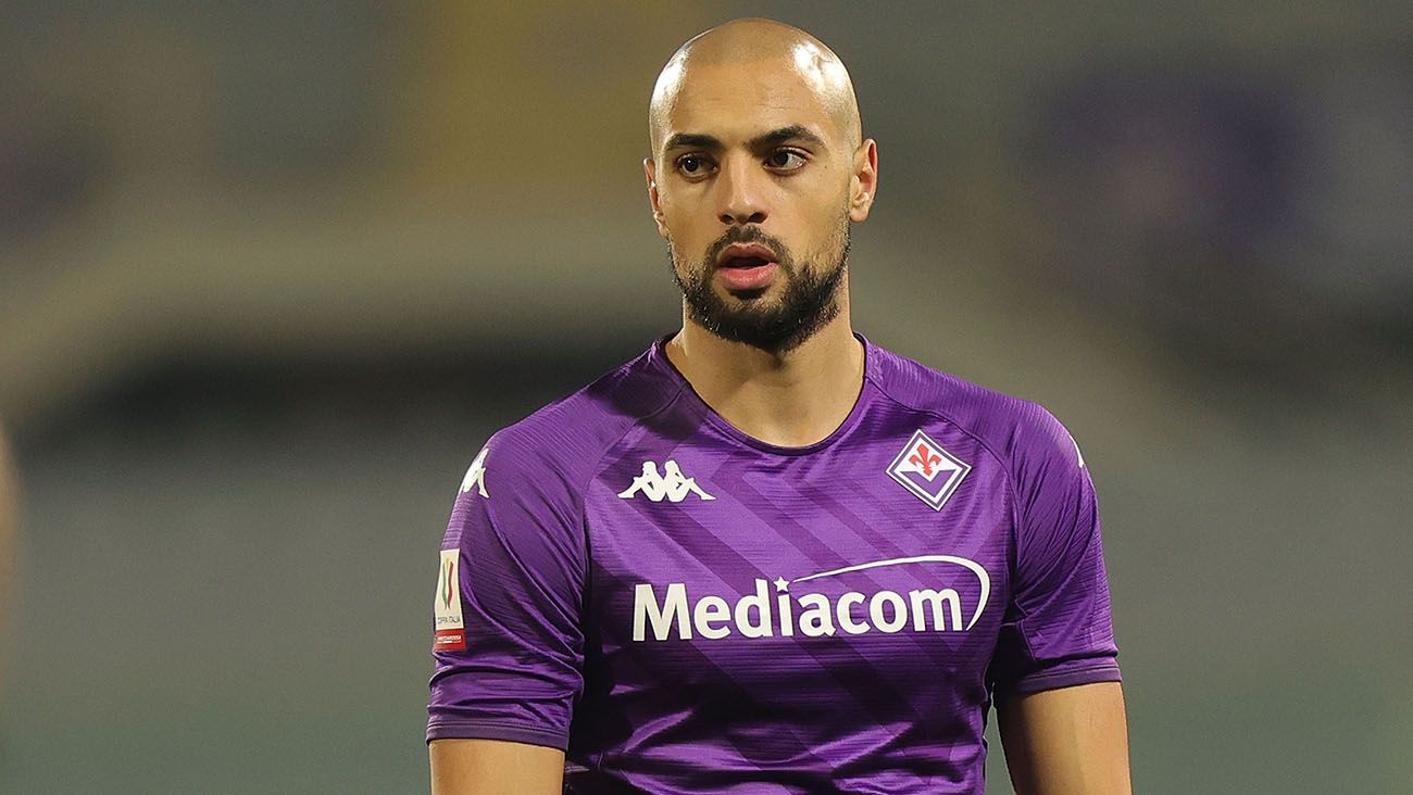 Sofyan Amrabat in a match with Fiorentina