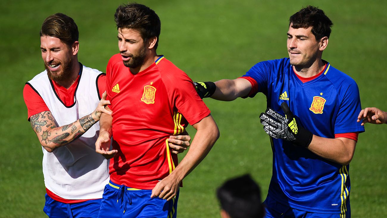 Gerard Piqué junto a Iker Casillas y Sergio Ramos en un entrenamiento con España