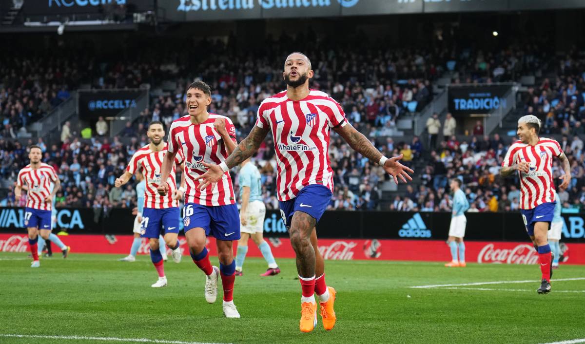 Memphis celebrates after scoring v Celta