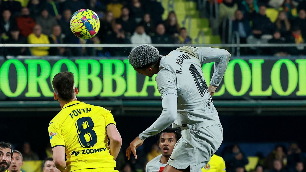 Ronald Araújo despeja un balón en el Villarreal vs Barça