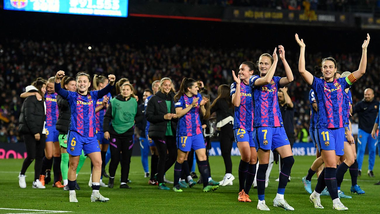 Jugadoras del Barça Femení aplauden a la afición del Camp Nou