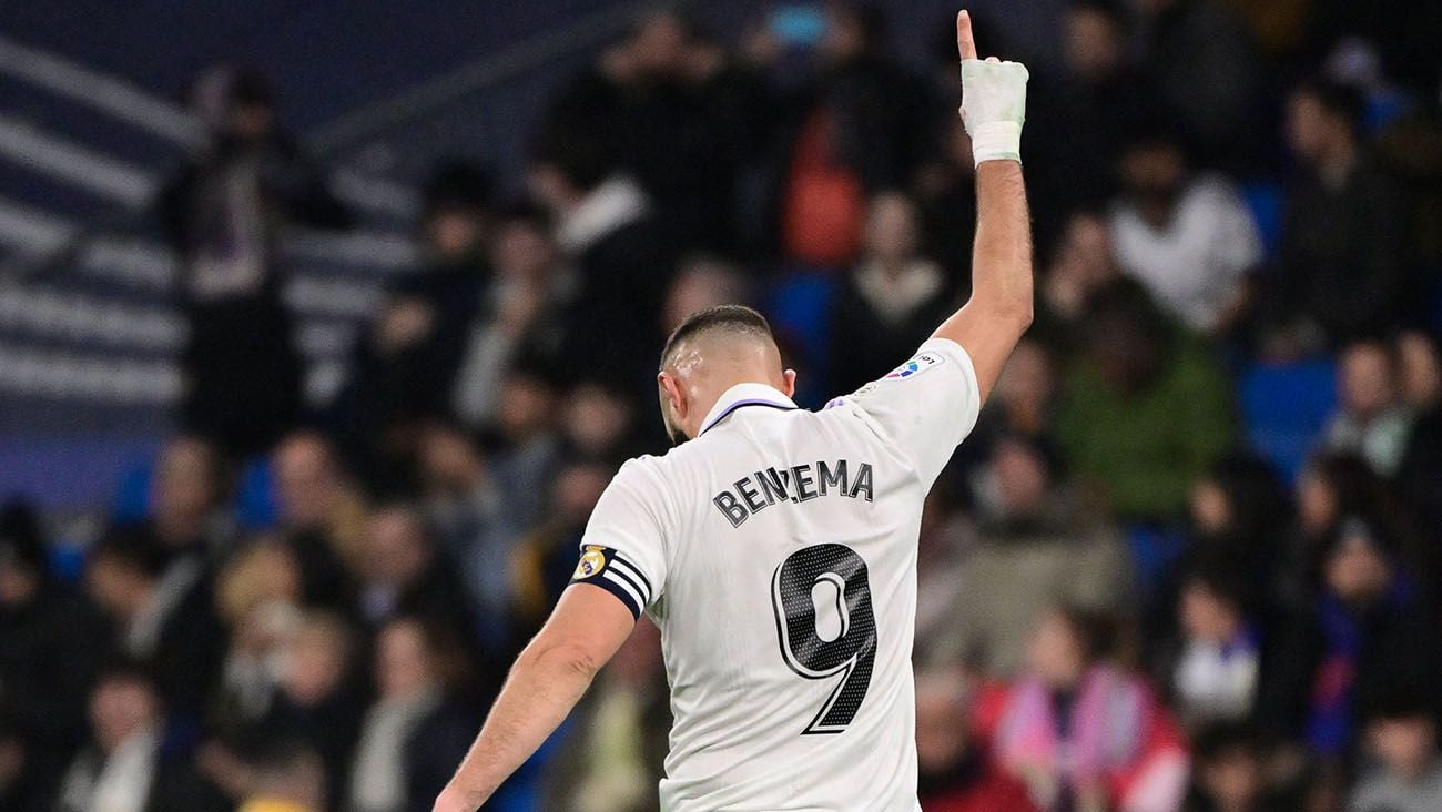 Karim Benzema festeja uno de sus goles ante el Elche