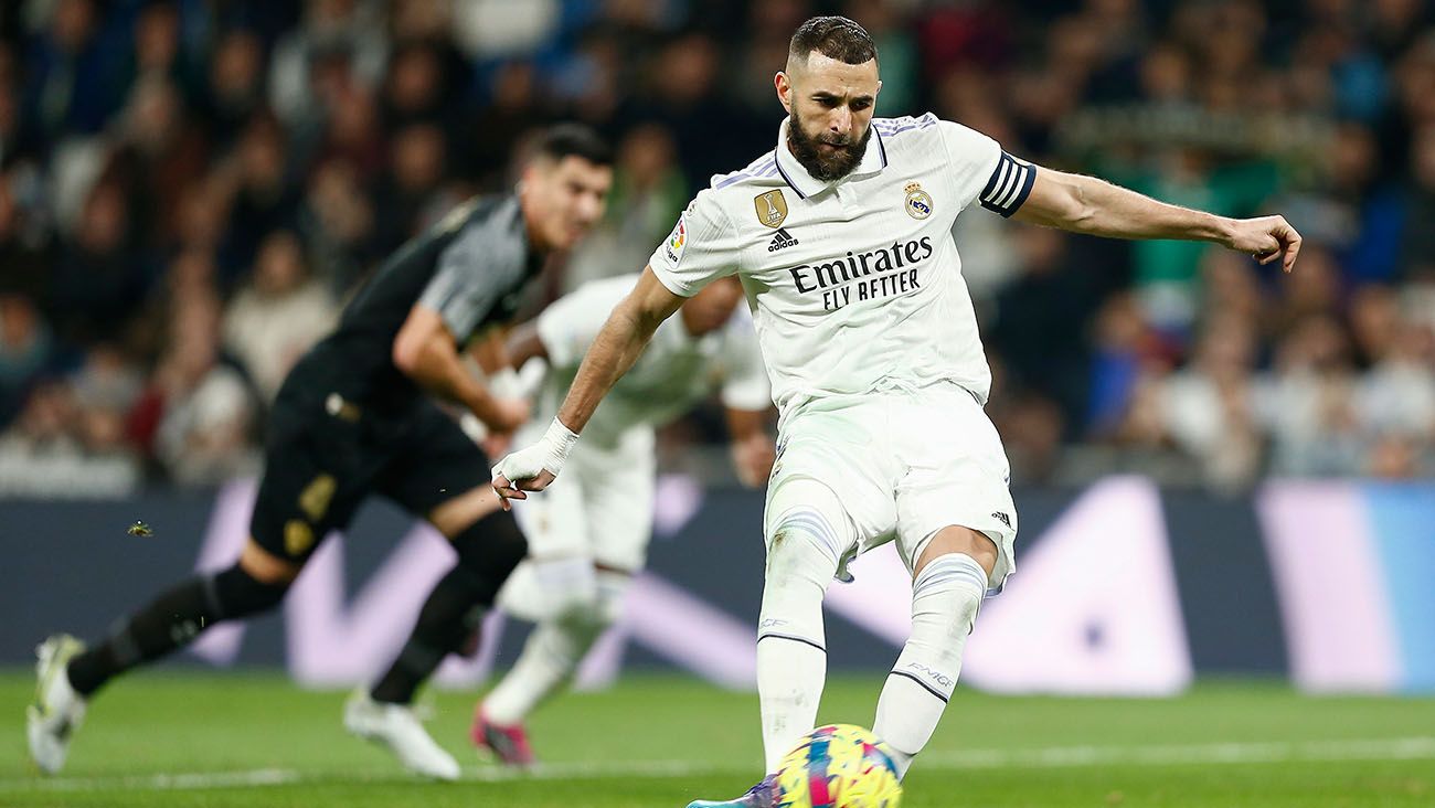 Karim Benzema convirtió dos penaltis ante el Elche (4-0)