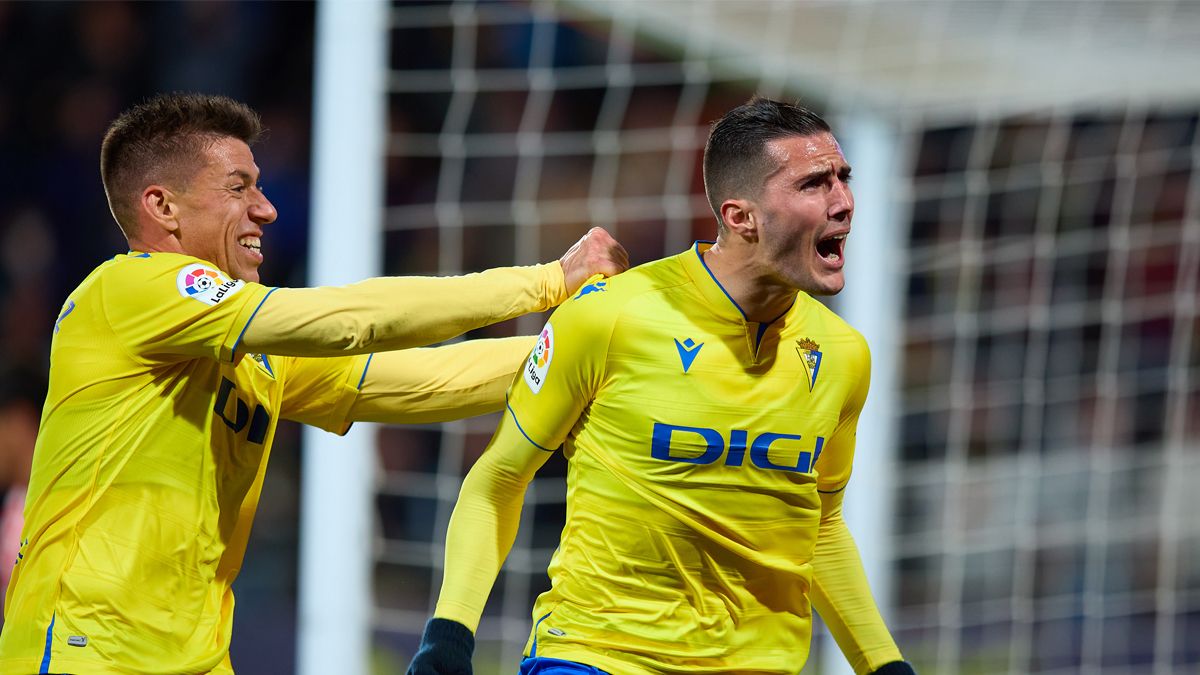 Sergi Guardiola celebra un gol con el Cádiz