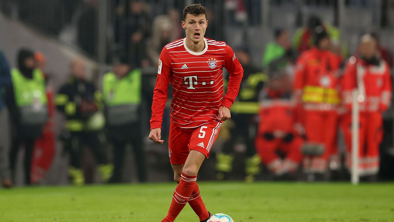 Benjamin Pavard en un partido con el Bayern Múnich