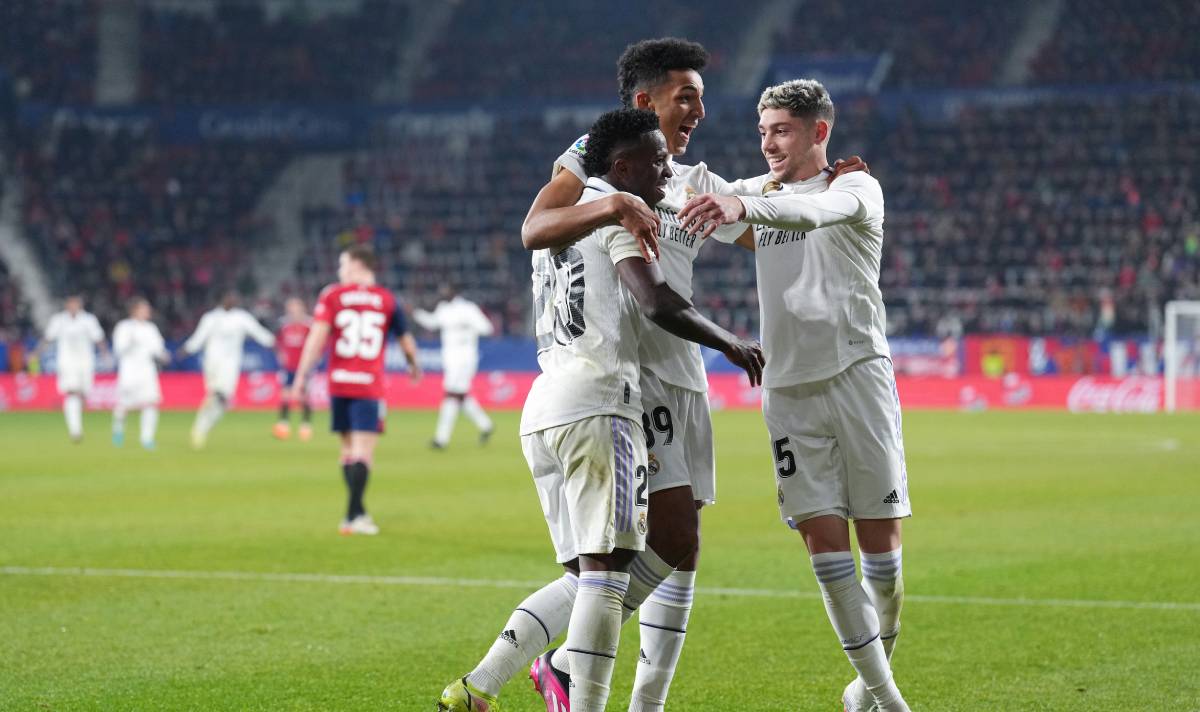 Álvaro Rodríguez festeja un gol junto a Vini Jr. y Fede Valverde