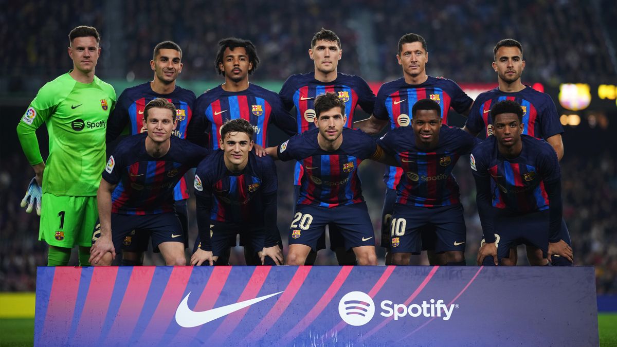 Los jugadores del Barça antes del partido contra el Cádiz