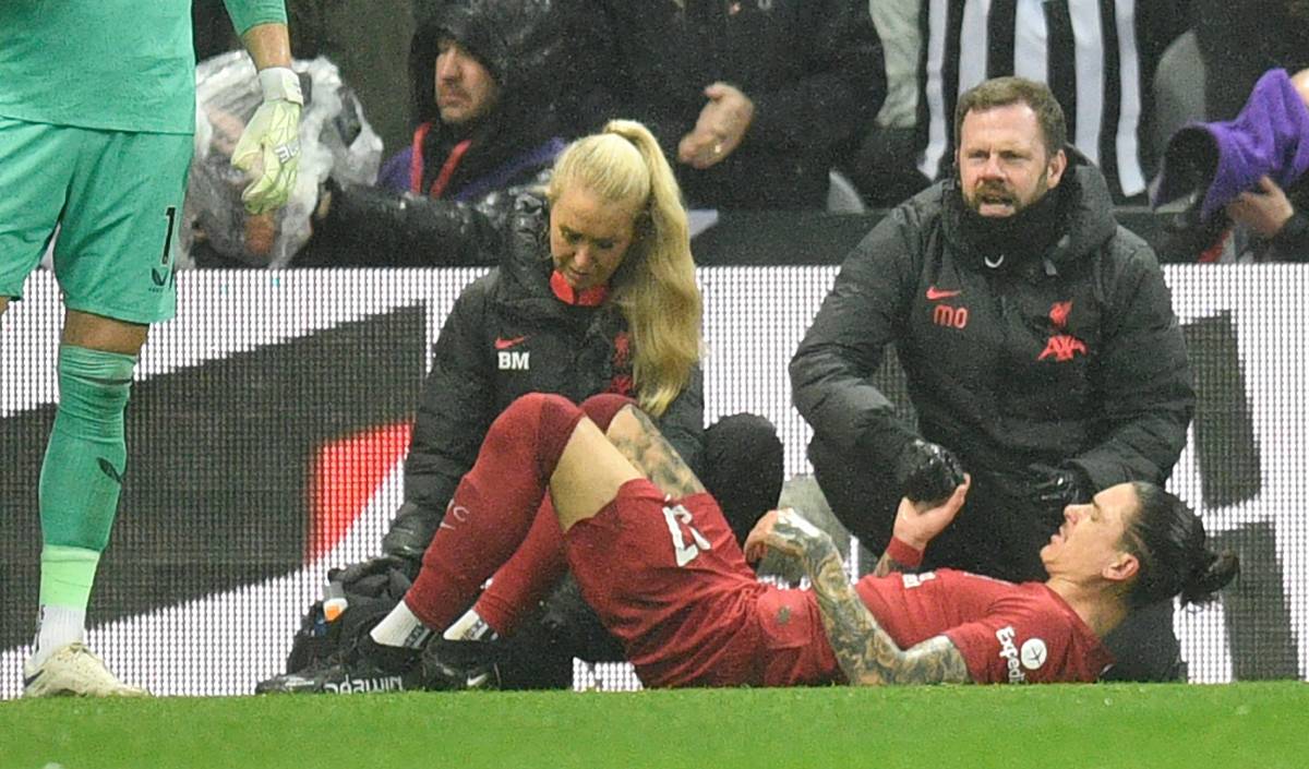 Darwin Núñez, atendido durante el Newcastle-Liverpool