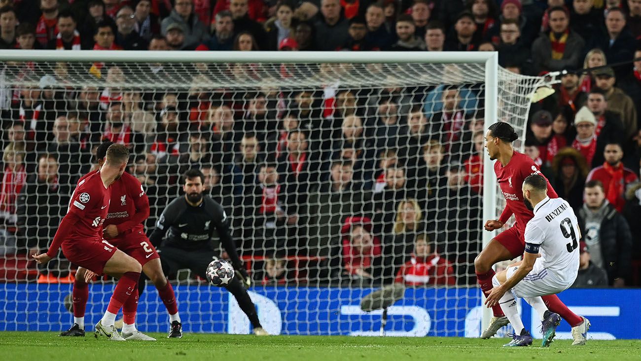 Karim Benzema en la jugada de su primer gol ante el Liverpool (2-5)