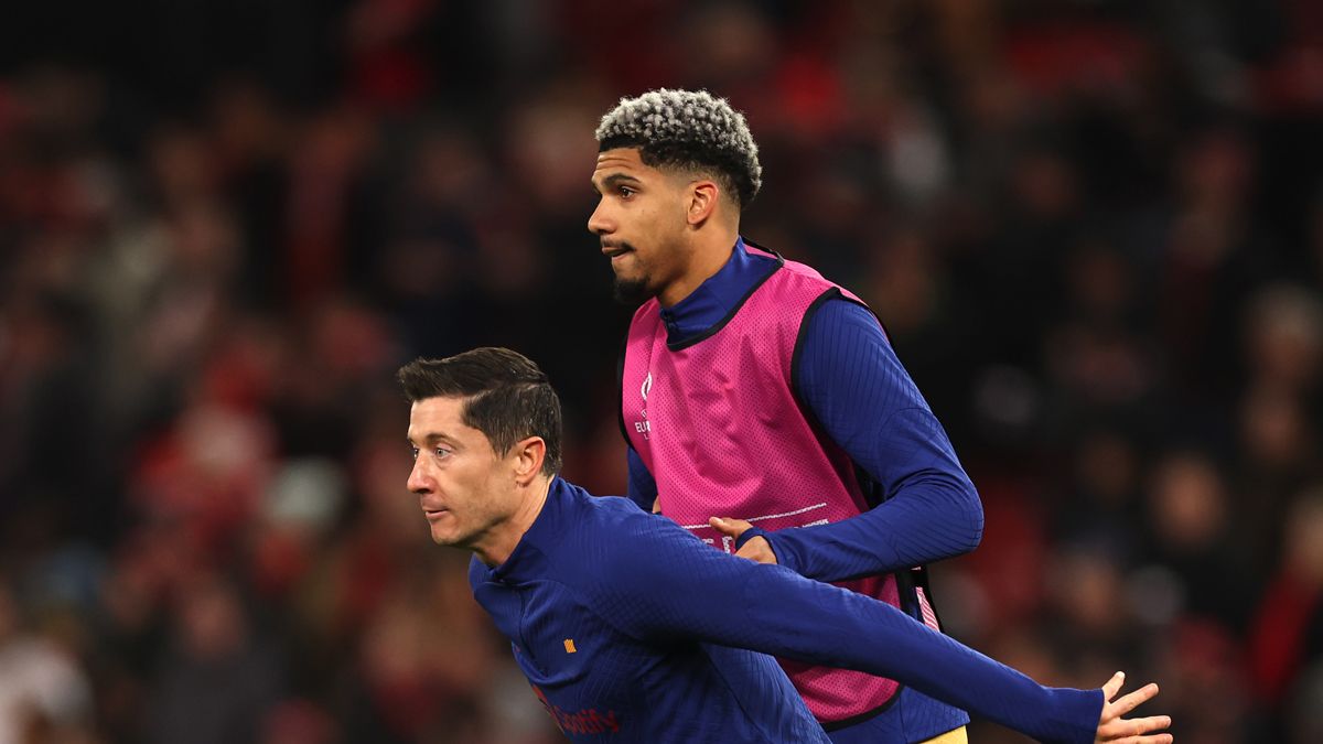 Ronald Araújo y Lewandowski en Old Trafford