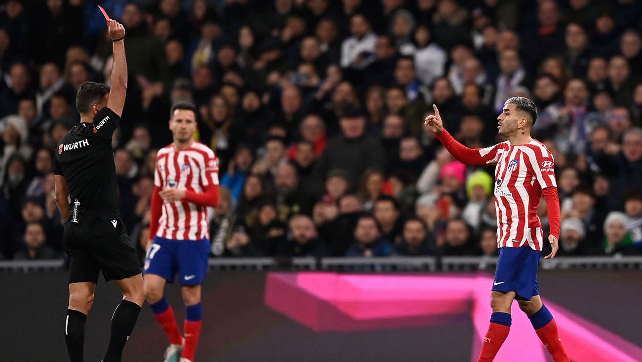 Jesús Gil Manzano shows the direct red card to Ángel Correa in the Madrid derby