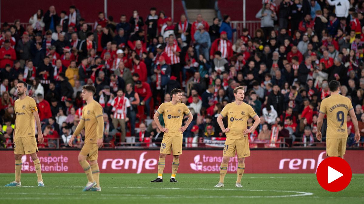 Los jugadores del Barça se lamentan en el campo del Almería