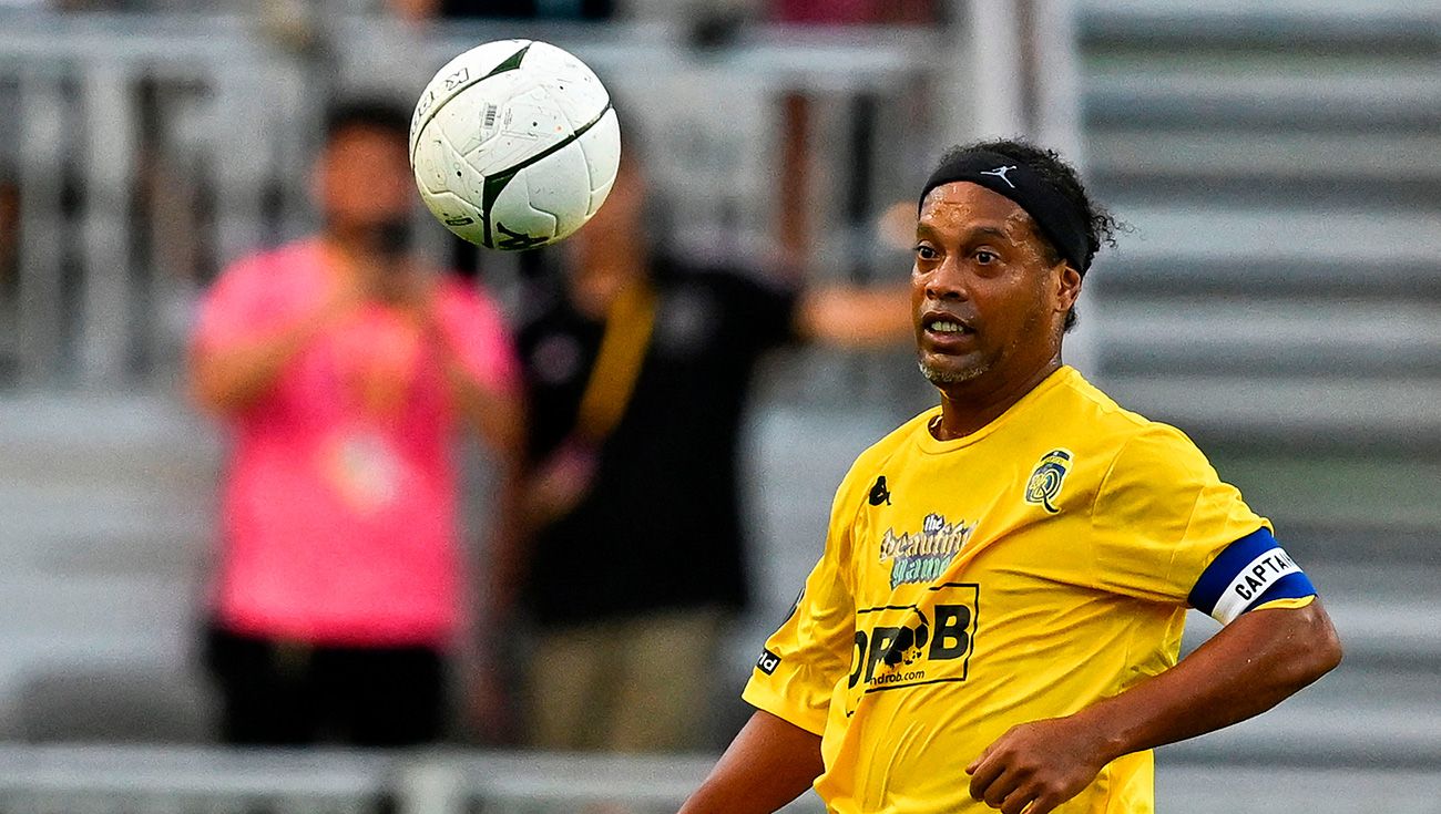 Ronaldinho durante un partido en Estados Unidos