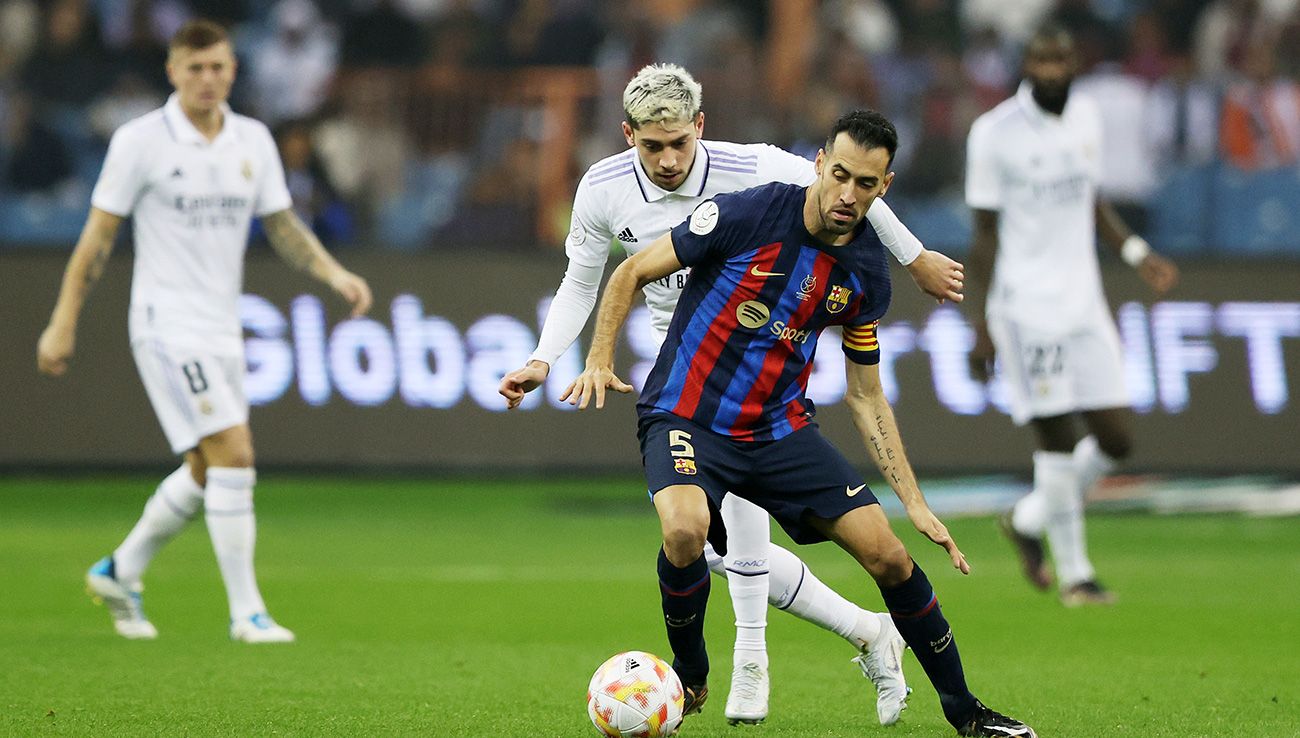 Sergio Busquets y Valderde durante la Supercopa