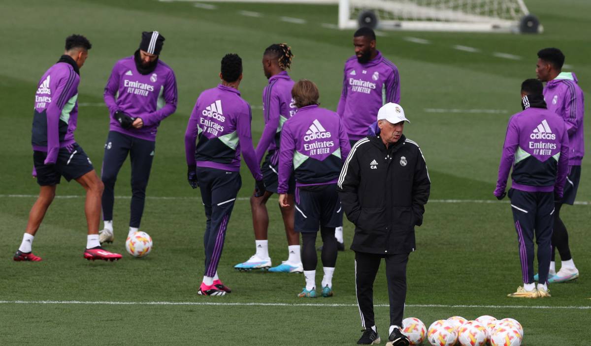 Ancelotti dirige un entrenamiento del Madrid