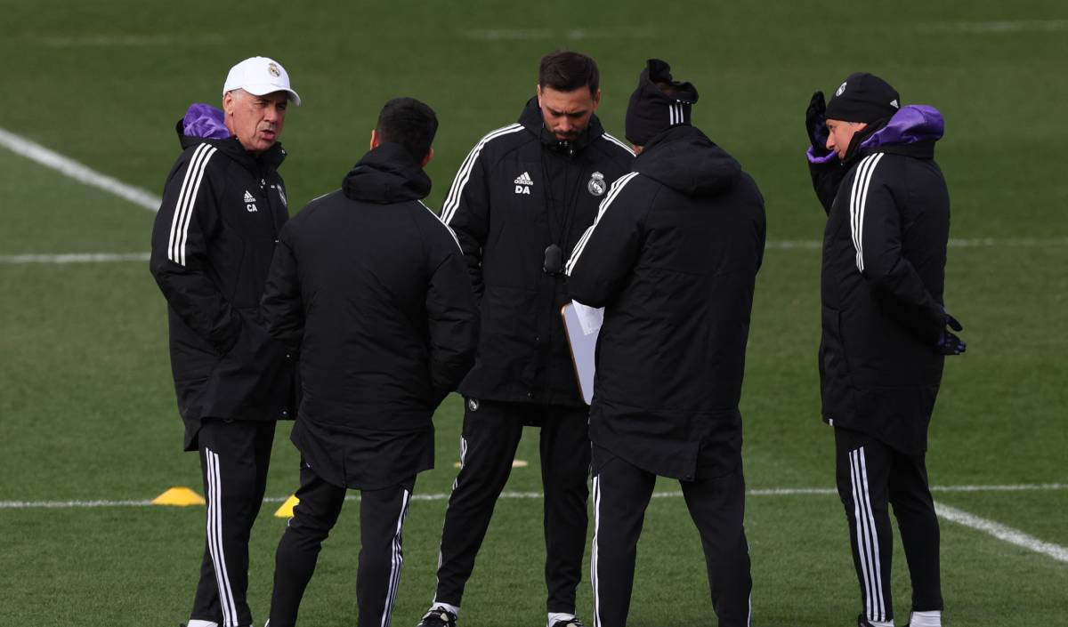 El staff de Ancelotti durante un entrenamiento del Madrid