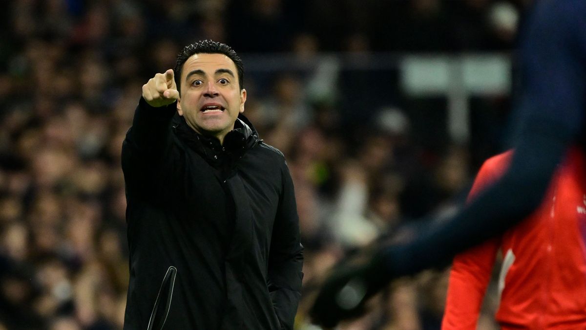 Xavi Hernández dando una indicación durante el Clásico