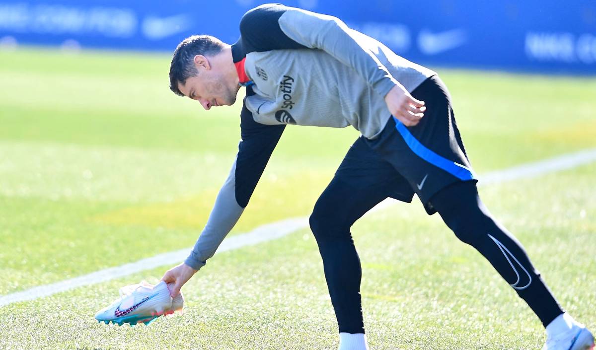 Lewandowski trains with Barça