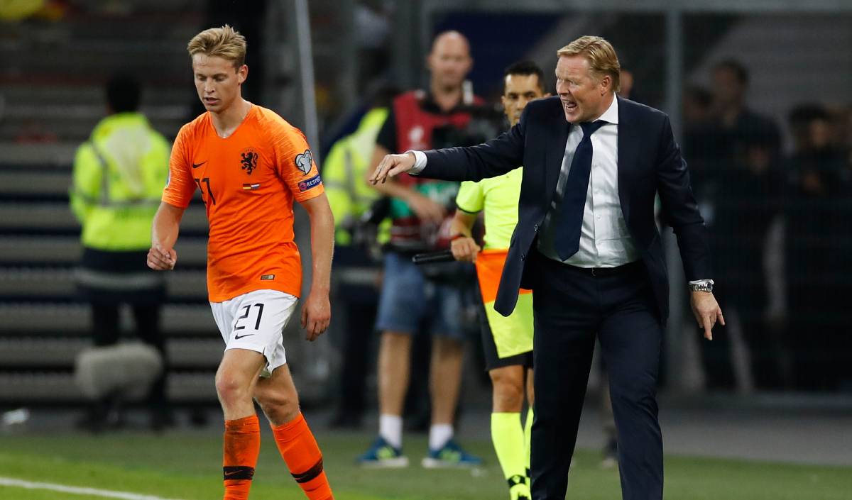 De Jong y Koeman, durante un partido de la selección neerlandesa