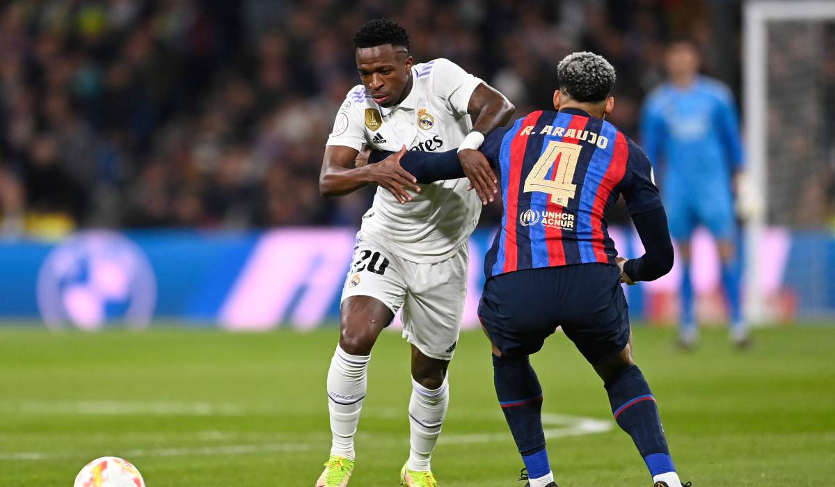 Araújo and Vinicius during El Clásico