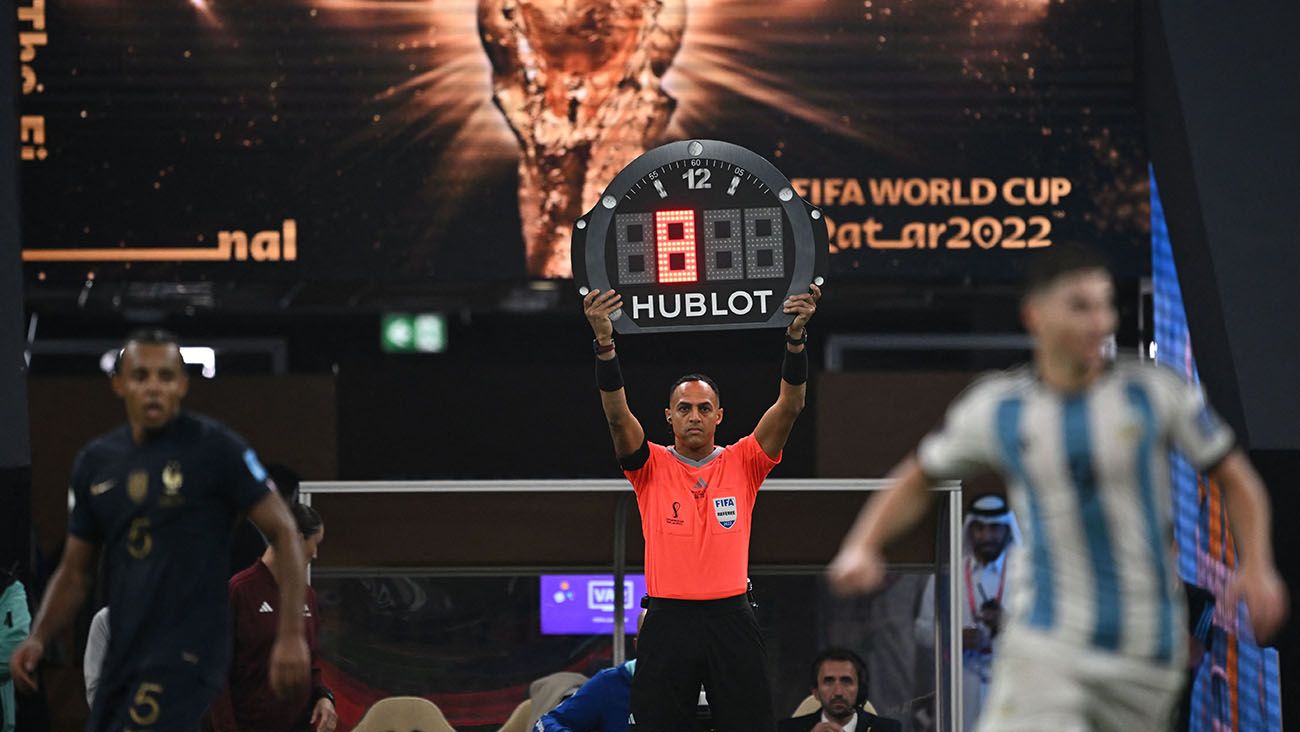 El cuarto árbitro muestra el tiempo añadido en la final del Mundial de Qatar