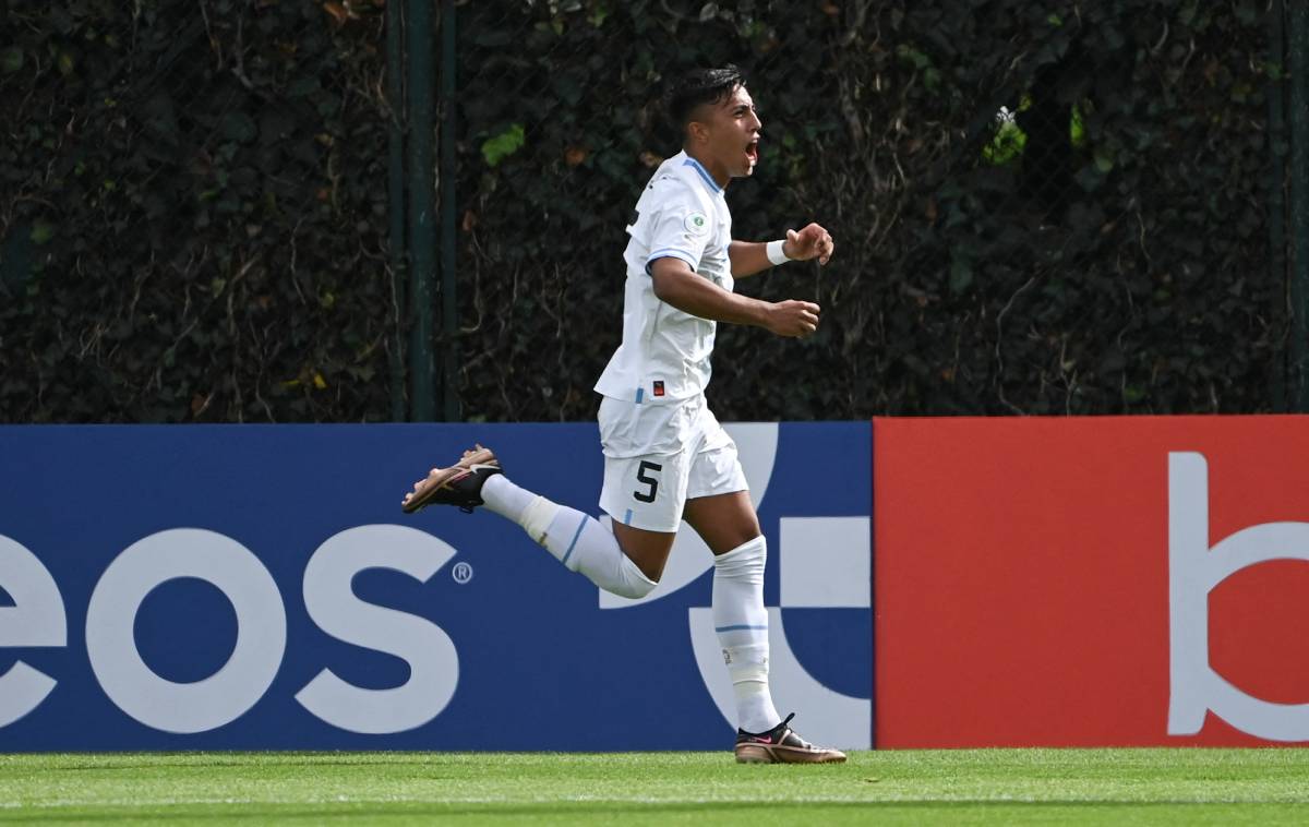 Fabricio Díaz festeja un gol con Uruguay sub-20