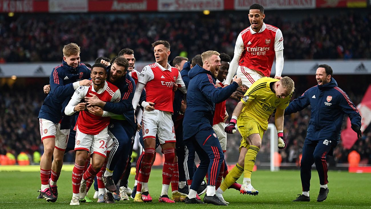 Arsenal players celebrate the winning goal against Bournemouth (3-2)