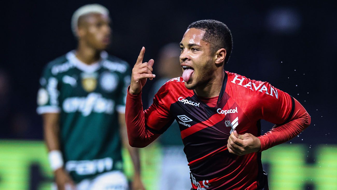 Vitor Roque festejando un gol con Athletico Paranaense