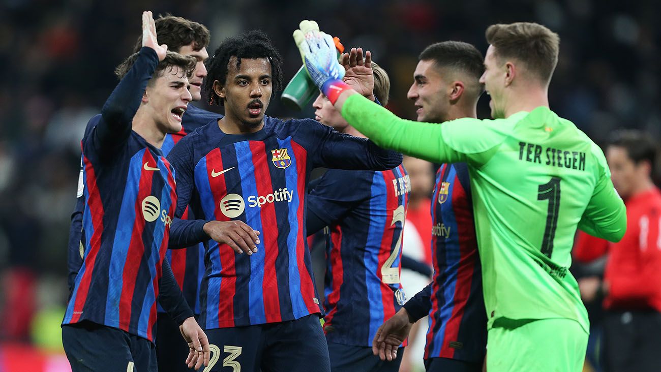 Ter Stegen celebrating with his teammates the victory in the Cup Classic