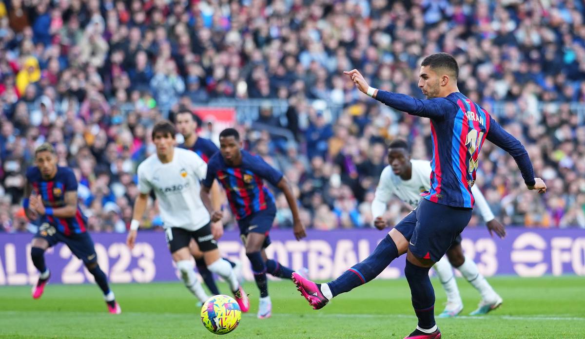 Ferran Torres falla un penalti ante el Valencia