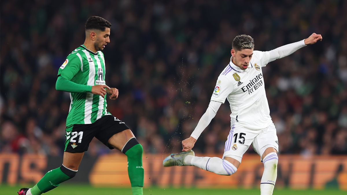 Ayoze Perez  y Fede Valverde durante el Betis vs Madrid