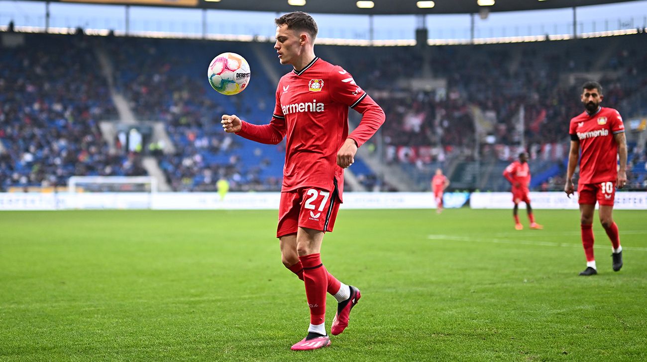 Florian Wirtz en un duelo del Leverkusen