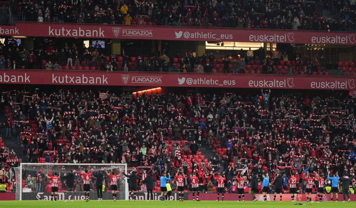 Aficionados en San Mamés tras un partido del Athletic