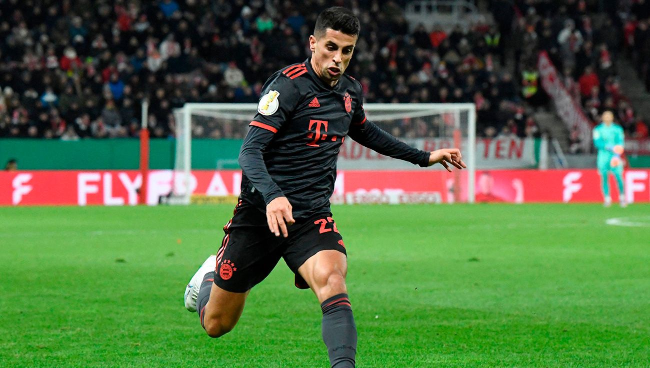 Joao Cancelo durante un partido con el Bayern