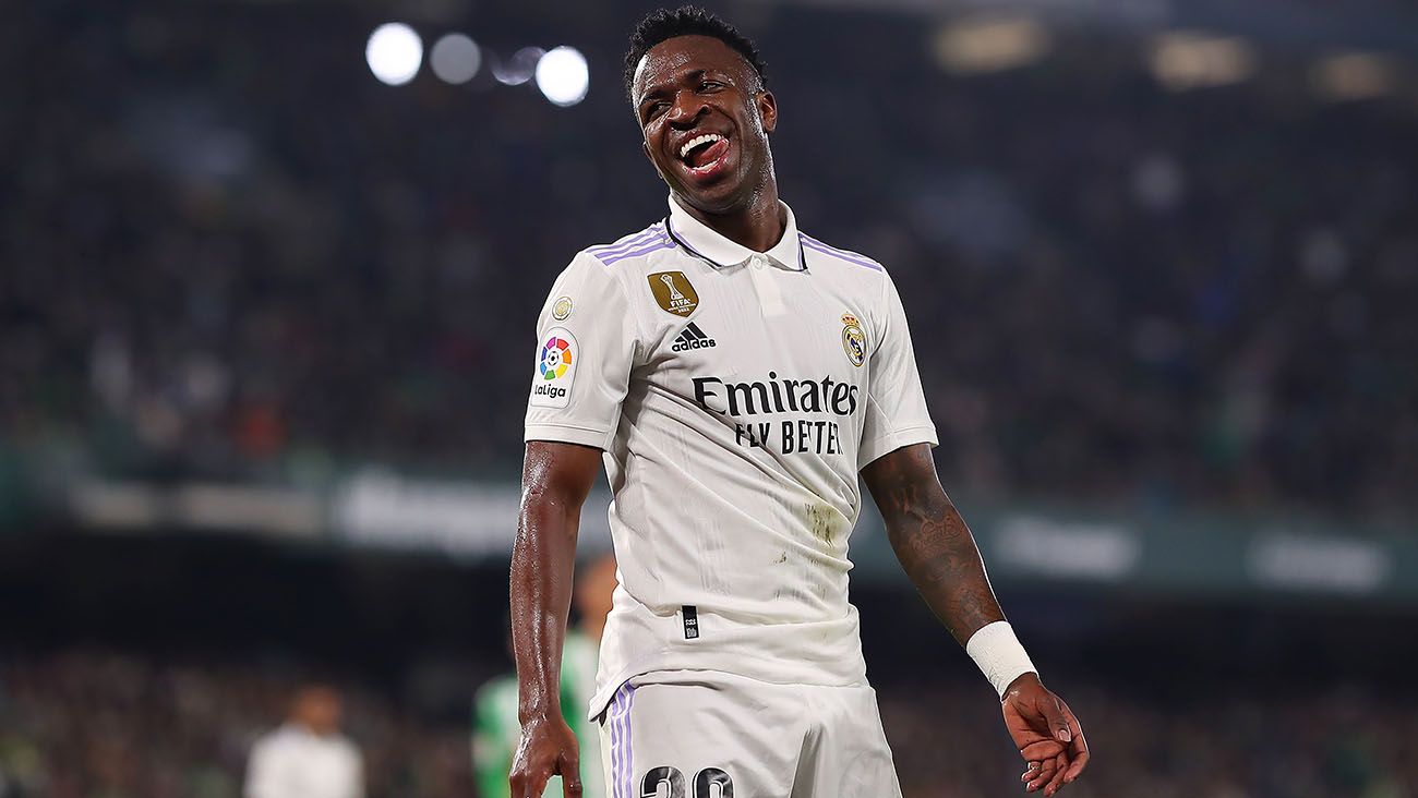 Vinicius Jr. laughs after protesting an arbitration decision