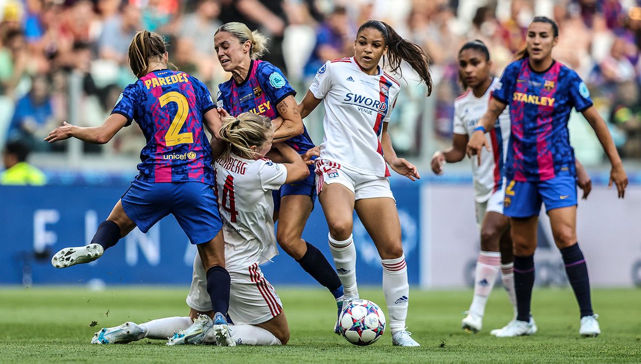Jugadoras del FC Barcelona y Lyon durante la final de la Champions Femenina