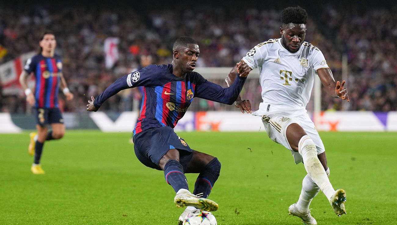 Dembélé y Alphonso Davies durante un partido de Champions League