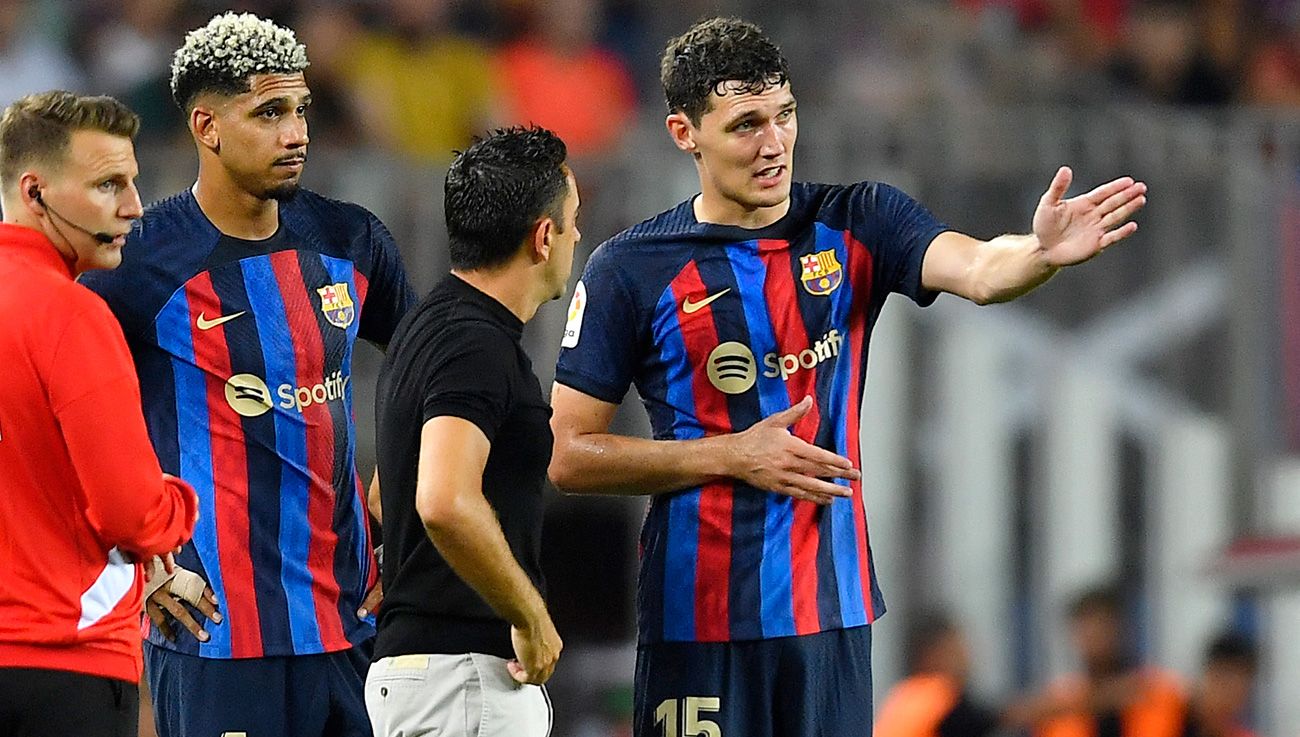 Xavi junto a Christensen y Araújo durante un partido