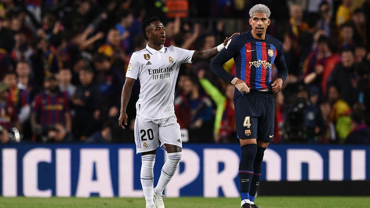 Vinícius Jr y Ronald Araújo en el Barça vs Real Madrid de LaLiga