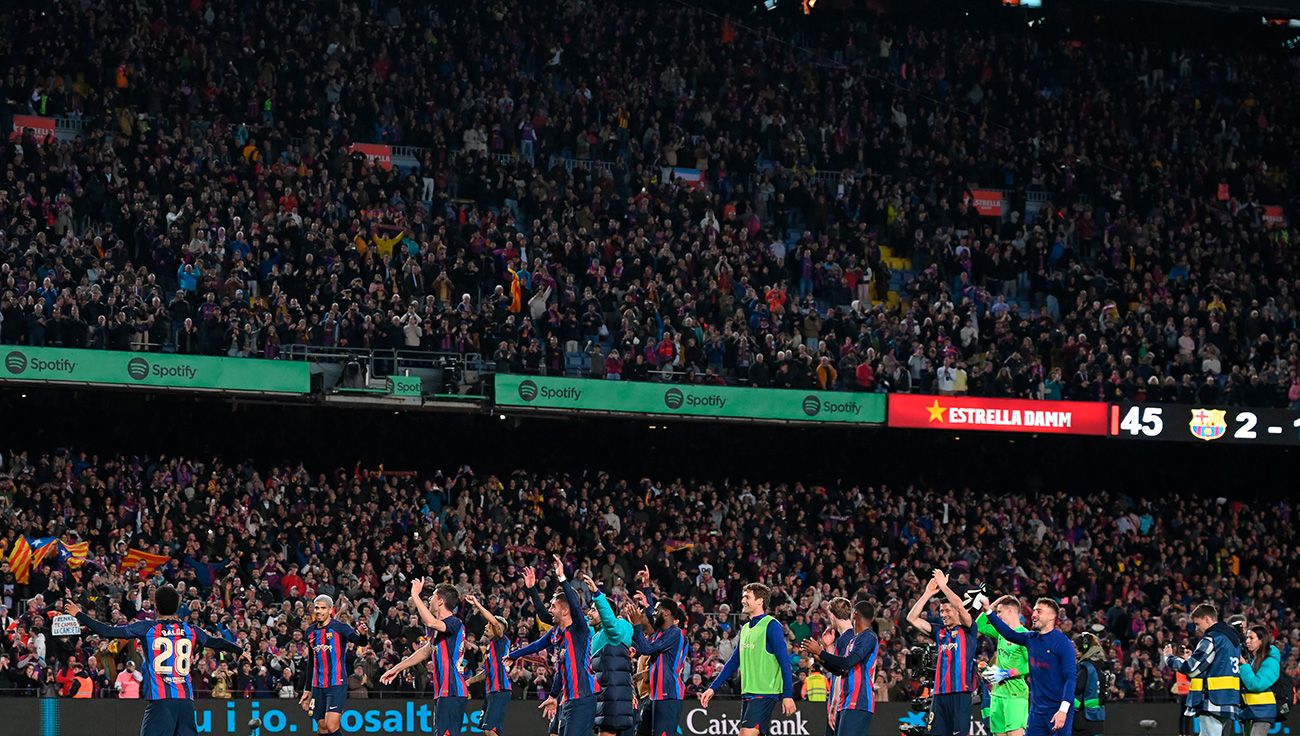Jugadores del Barça celebrando con el Camp Nou