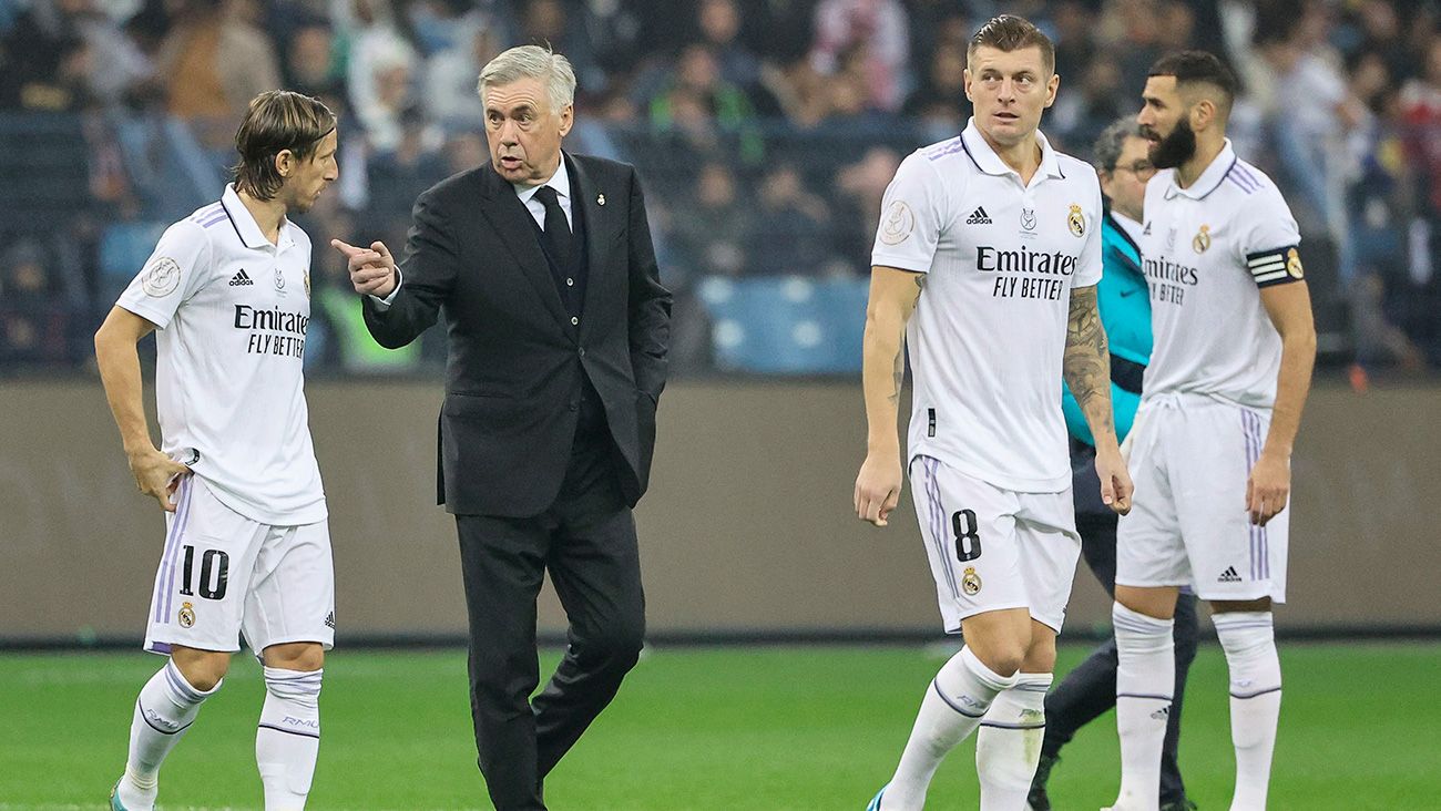 Ancelotti habla con Modric con Kroos al lado