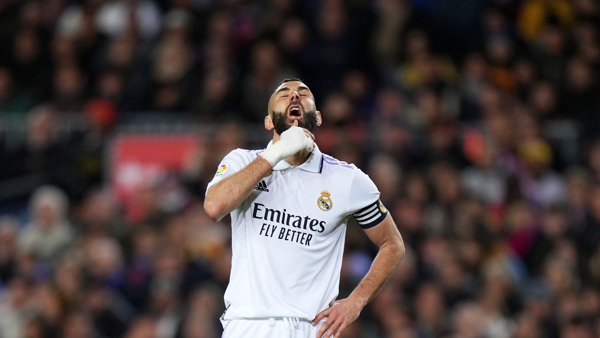 Karim Benzema se lamenta en el Spotify Camp Nou
