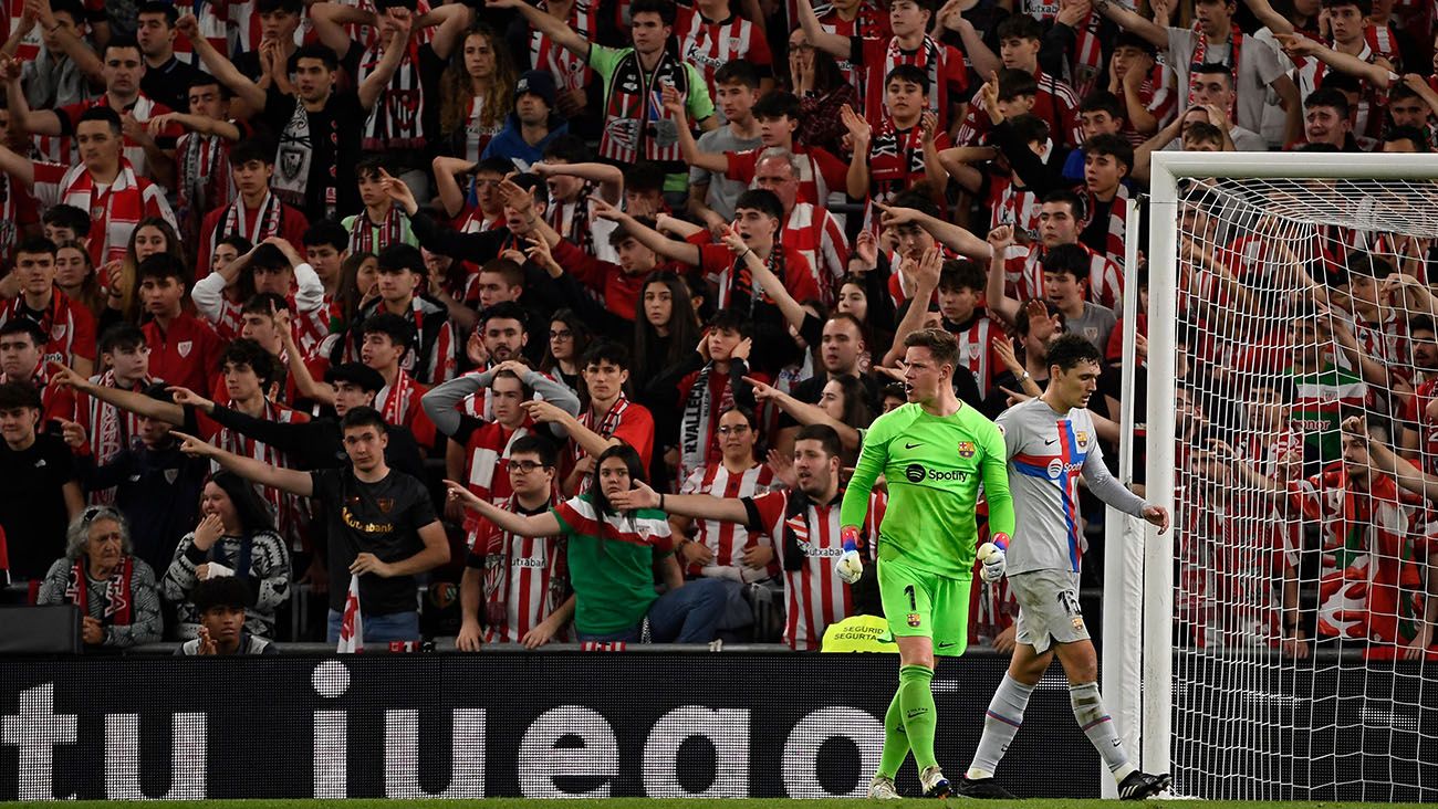 Ter Stegen and Christensen in front of the Bilbao fans in San Mamés