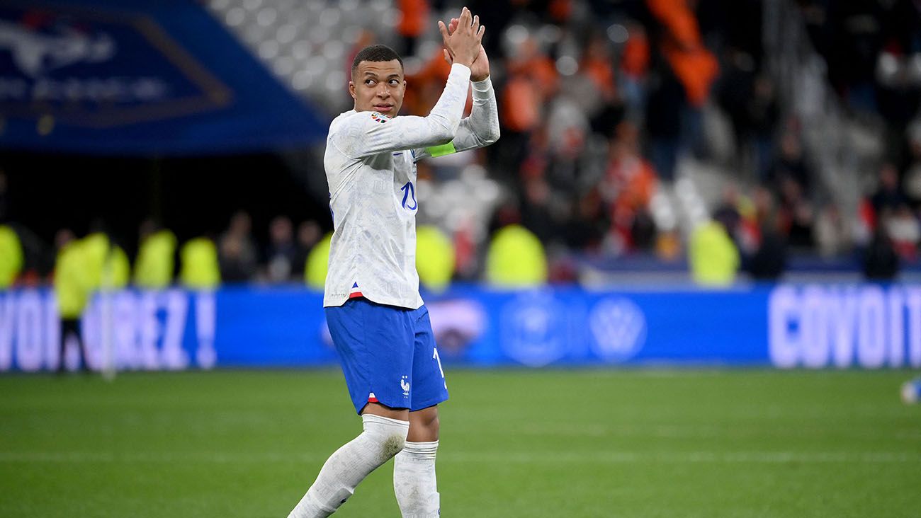 Kylian Mbappé greeting the fans after the France-Netherlands (4-0)